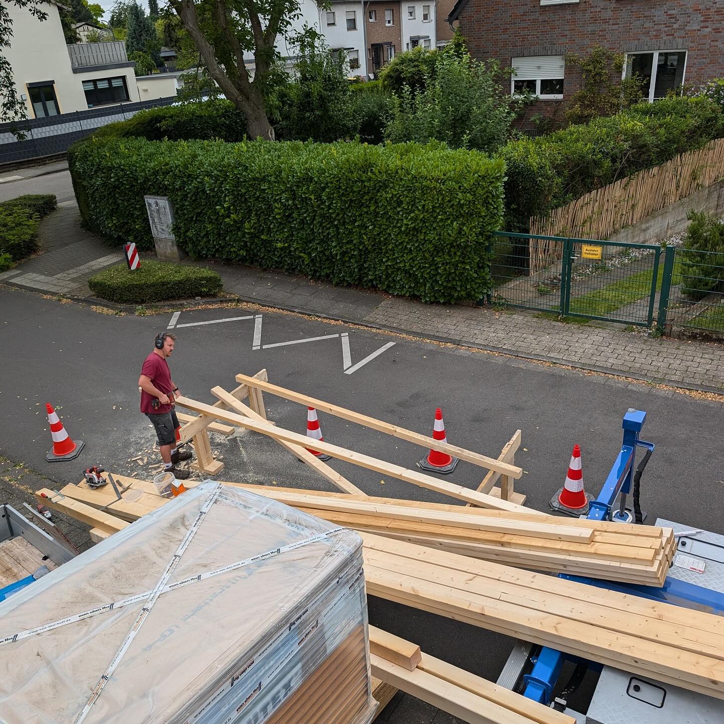 Zimmerermeister Jan Prümmer beim Zuschnitt von Konstruktionsholz
