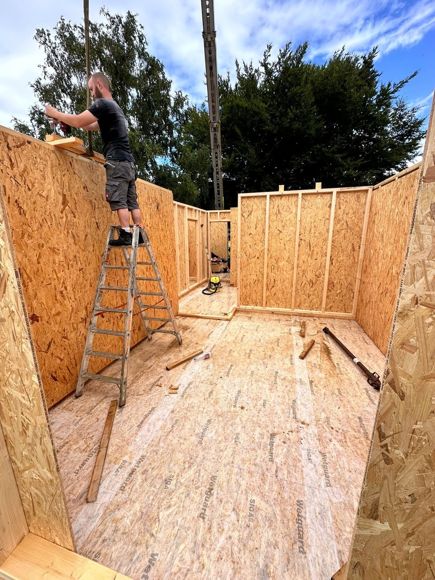 Zimmerer von Holzbau Prümmer beim Holzrahmenbau der Wände