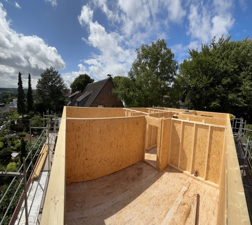 Aufgerichteter Holzrahmenbau-Rohbau einer Aufstockung