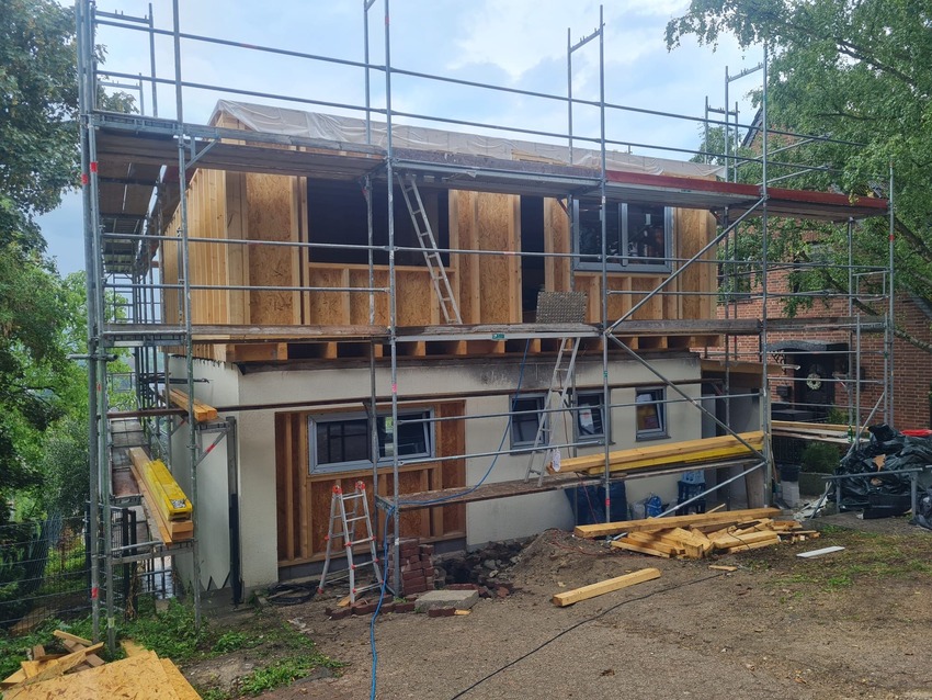 Gedämmte Fassade mit Holzverkleidung im Bau von Holzbau Prümmer
